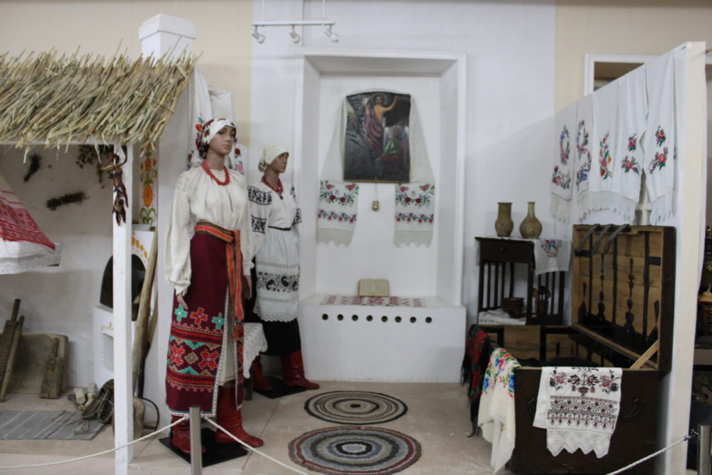 В експозиційній залі є можливість ознайомитися з заняттями старобільчан: вишивка, техніка виготовлення ниток (прядіння), бджільництво. 